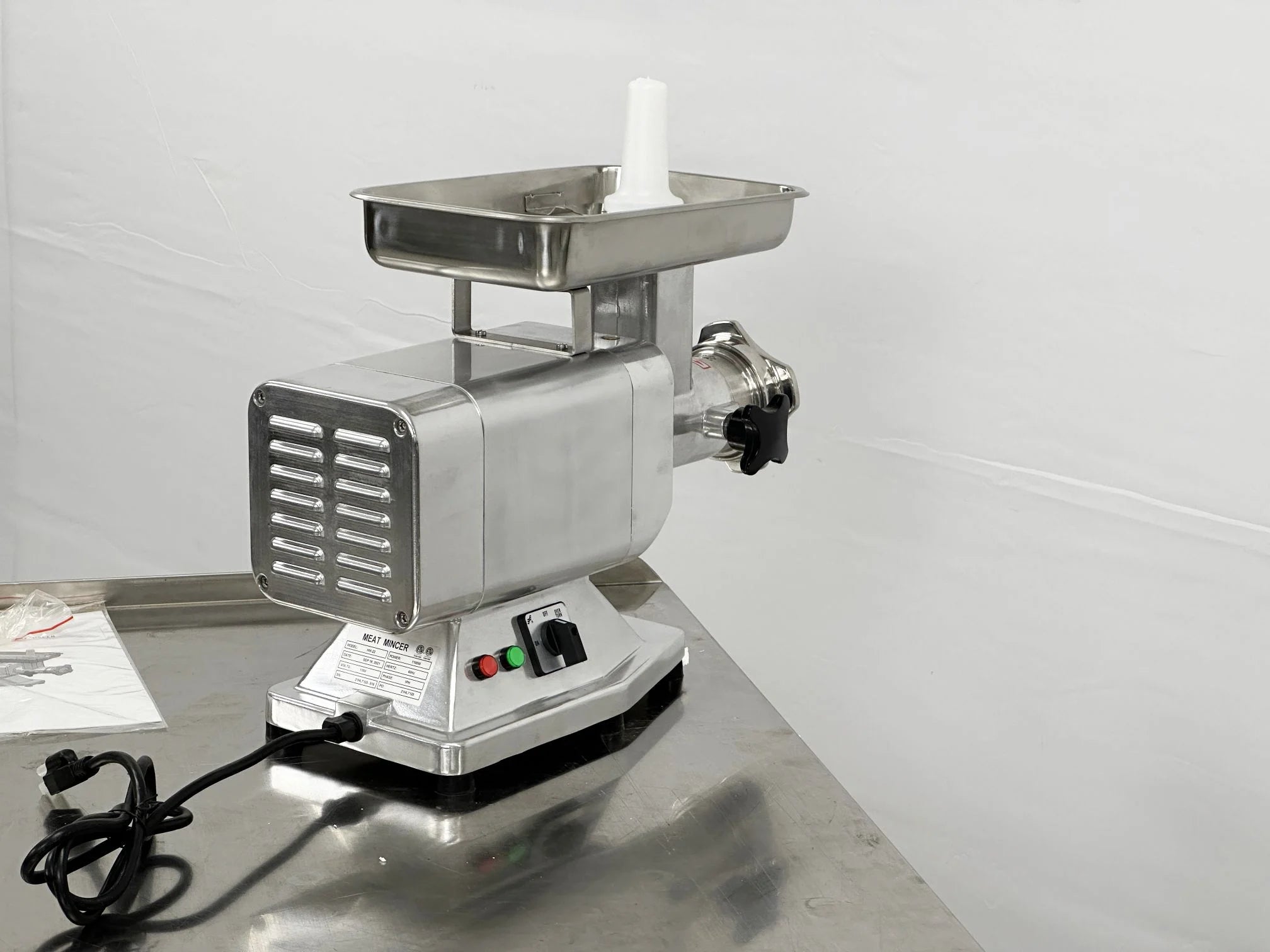 BakeMax BMMG004 Titan Series Electric Countertop Meat Grinder, 1.5HP, #22 Hub, 660 lb/hr