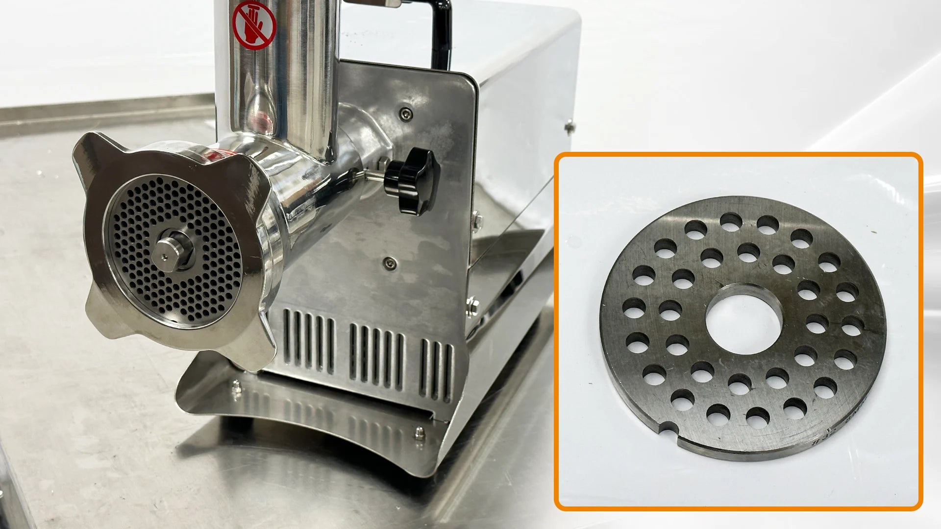 BakeMax BMMG005 Titan Series 2HP Electric Countertop Meat Grinder - 1100 lbs/hr
